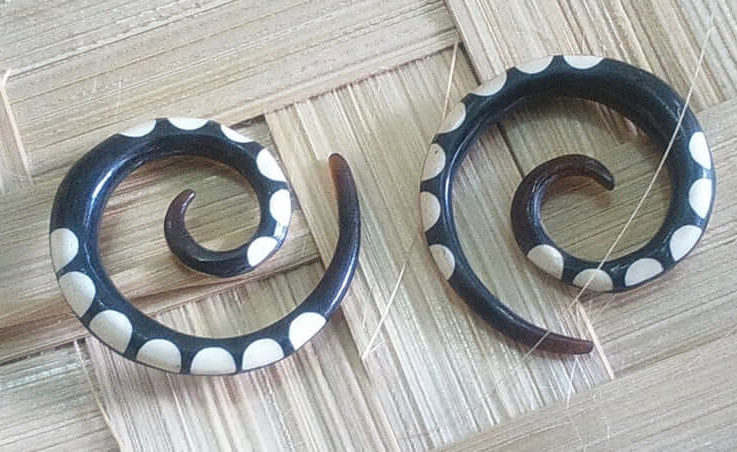 Horn Spiral Inlayed (Black+White) Earrings